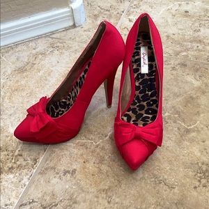 Never worn. Perfect condition